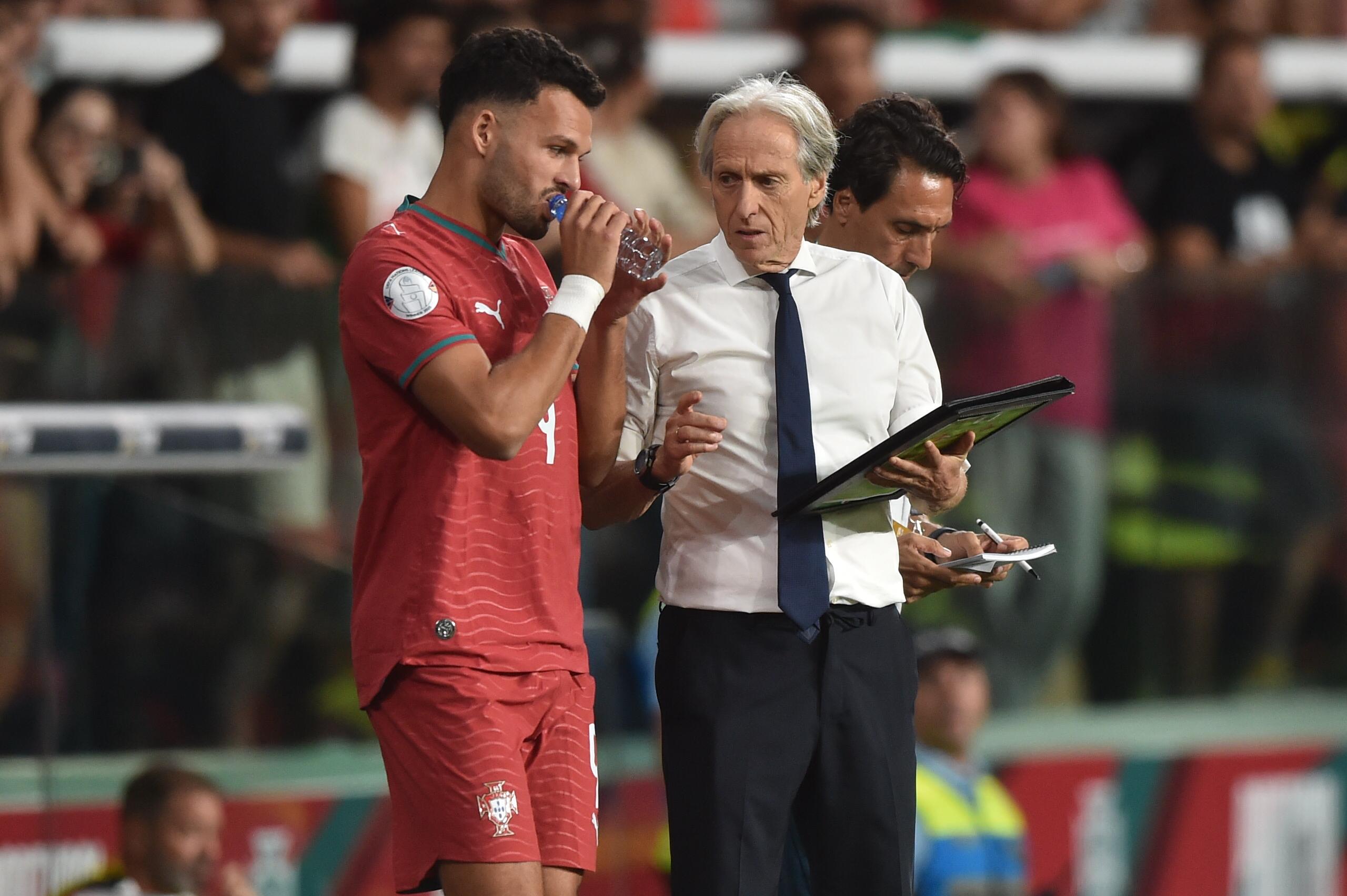 Gonçalo Ramos a receber indicações de Jesus no Portugal-País de Gales - Foto: Miguel Nunes