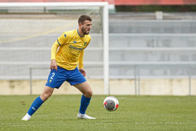 Estoril: Parra utilizado mês e meio depois…e como central