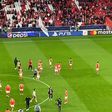 Assobios e alguns lenços brancos após novo desaire europeu do Benfica (vídeo)