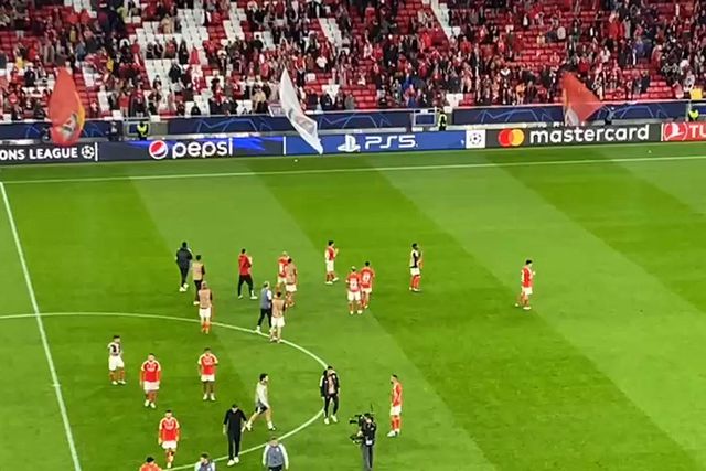 Assobios e alguns lenços brancos após nova derrota europeia do Benfica