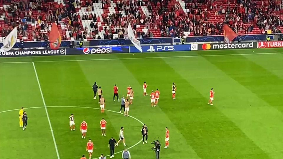 Assobios e alguns lenços brancos após novo desaire europeu do Benfica (vídeo)