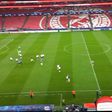 Suplentes do Benfica treinam ao som da festa da Real Sociedad