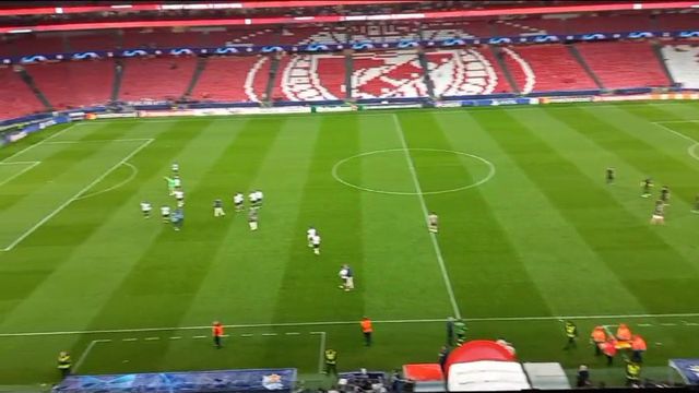 Suplentes do Benfica treinam ao som da festa da Real Sociedad