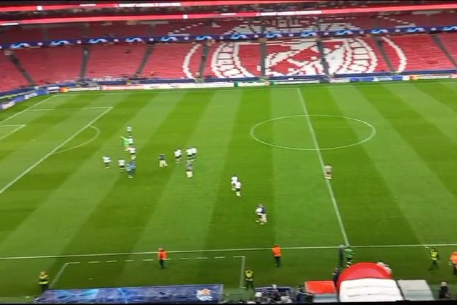 Suplentes do Benfica treinam ao som da festa da Real Sociedad