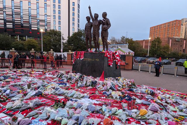 Vídeo: Old Trafford presta homenagem Bobby Charlton em noite de 'Champions'