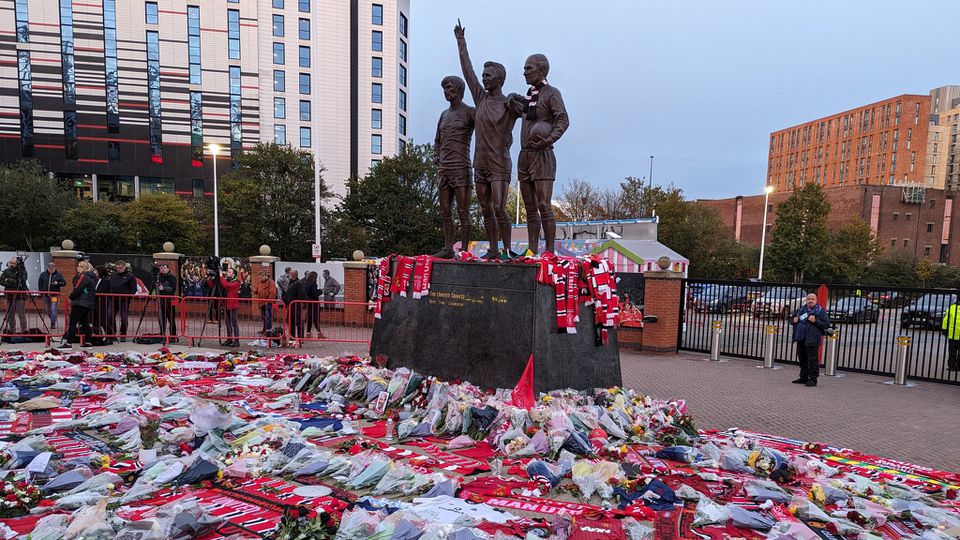 Vídeo: Old Trafford presta homenagem Bobby Charlton em noite de 'Champions'