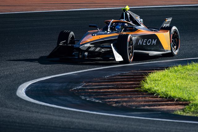 Insólito: garagem incendeia-se na Fórmula E