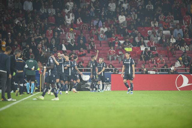 Brais Méndez gela a Luz e coloca Real Sociedad a ganhar ao Benfica (vídeo)