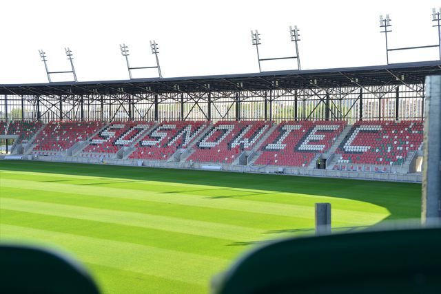 Relvado do palco do jogo com o Raków foi alvo de bactéria fúngica