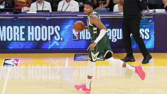 NBA: Giannis Antetokounmpo renova com os Bucks