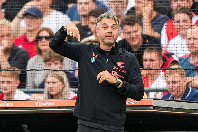 Adversário do FC Porto recruta treinador no Feyenoord