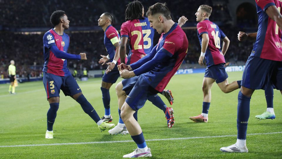 Jogadores do Barcelona festejam goleada ao Bayern Munique no Camp Nou, em jogo da terceira jornada da nova Liga dos Campeões