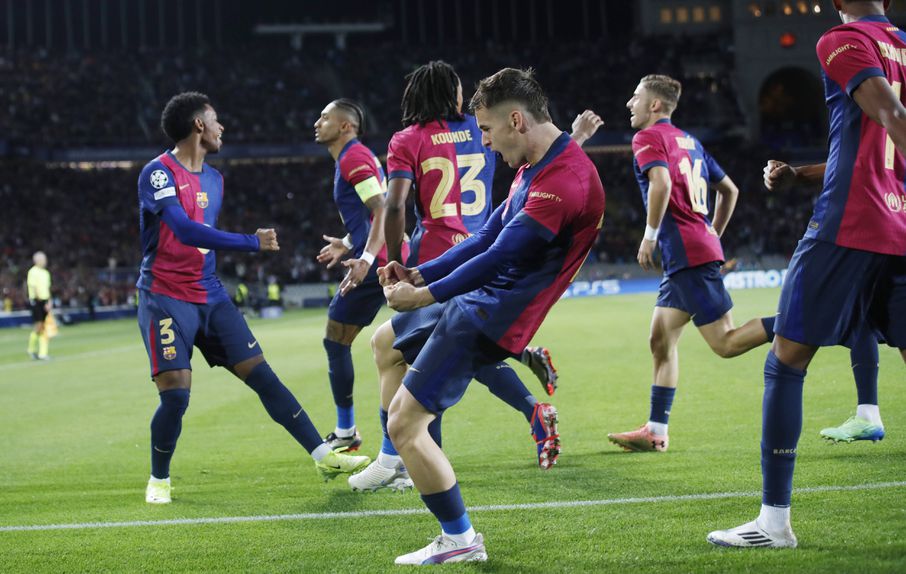 Jogadores do Barcelona festejam goleada ao Bayern Munique no Camp Nou, em jogo da terceira jornada da nova Liga dos Campeões