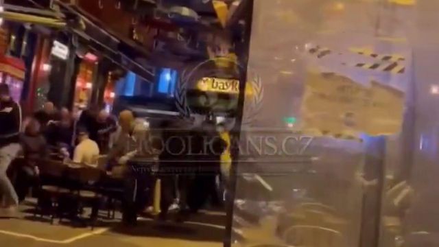 Adeptos do Fenerbahçe e Manchester United em confrontos