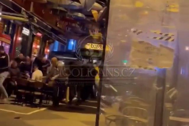 Adeptos do Fenerbahçe e Manchester United em confrontos