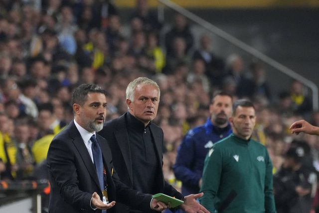 José Mourinho critica árbitro: «Disse-me que conseguiu olhar para a área e para mim ao mesmo tempo»