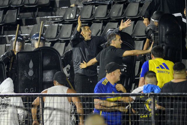 Vídeos: presidente Riquelme saltou para a bancada e 'varreu' adeptos para evitar tragédia