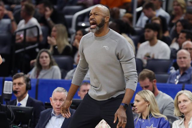 Na NBA quiseram imitar o andebol, mas esqueceram-se de… tirar o guarda-redes