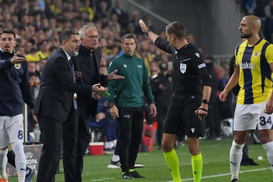 Fenerbahçe e Man. United empatam em jogo marcado por expulsão de Mourinho