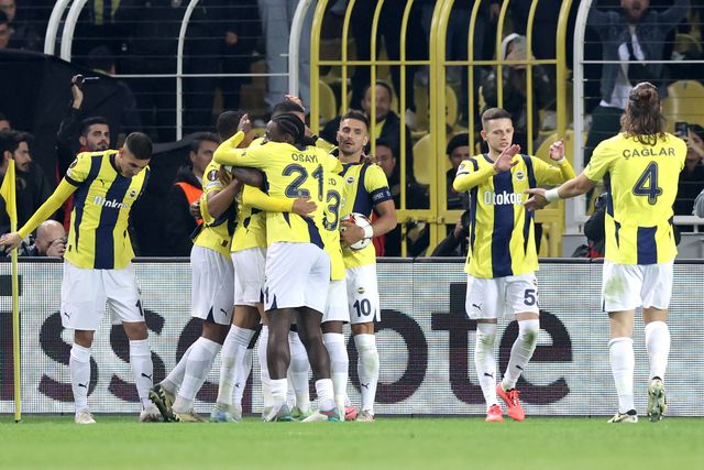 Mourinho expulso no empate entre Fenerbahçe e Man. United