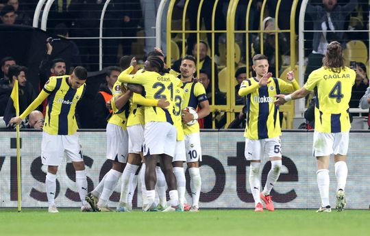 Mourinho expulso no empate entre Fenerbahçe e Man. United