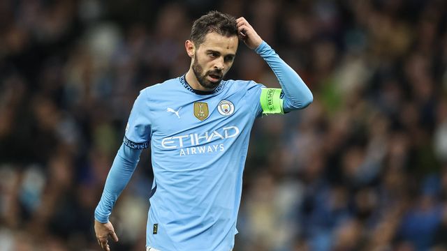 Bernardo Silva pensativo durante um jogo