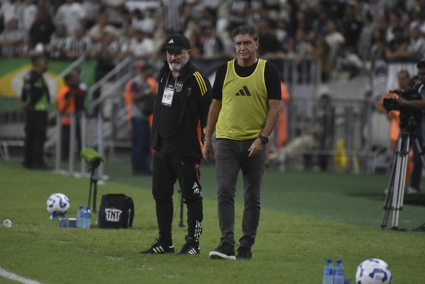 Cuca (dir.) e o eterno adjunto Cuquinha, irmão seis anos mais novo do ex-treinador do Atlético Mineiro — Foto: IMAGO