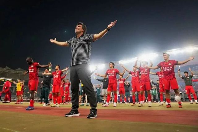 Daniel Ramos em comunhão com os adeptos do Henan (Foto DR)