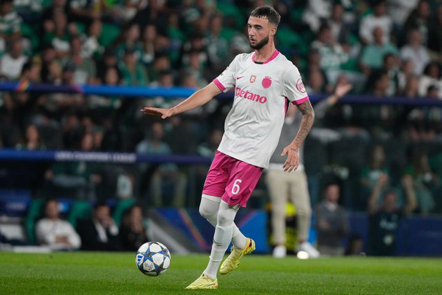 Debast saiu lesionado do jogo com o Marselha, na Champions