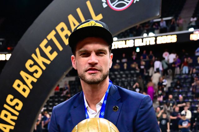 Ex-jogador brasileiro sucede ao treinador detido e faz história na NBA