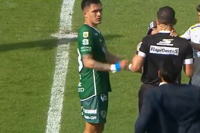 Adepto agarra árbitro pelo pescoço - Imagens da TNT Sports