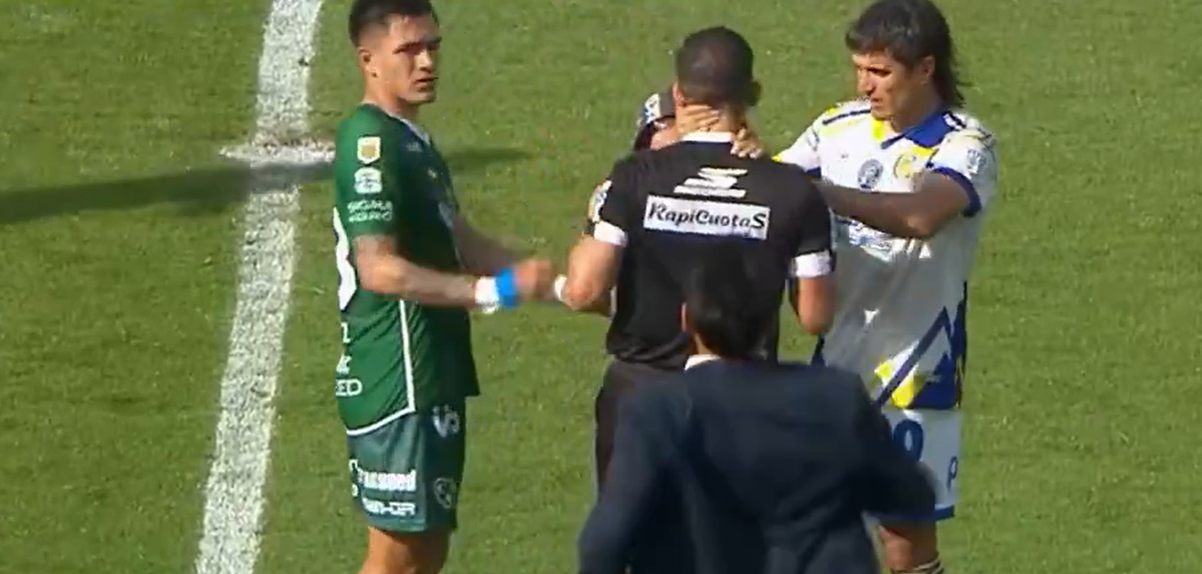 Adepto agarra árbitro pelo pescoço - Imagens da TNT Sports