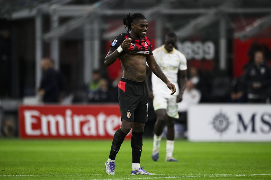 Rafael Leão frustrado com a derrota sofrida em casa com o Pisa