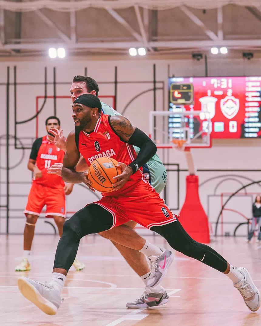 Blaylock incendeia Braga com triplos explosivos!