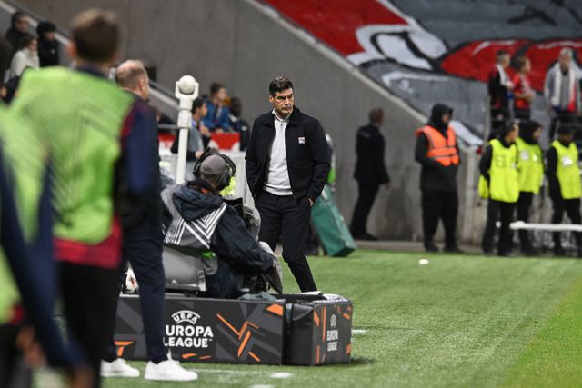 Paulo Fonseca perto do banco de suplentes do Lyon no Estádio Groupama