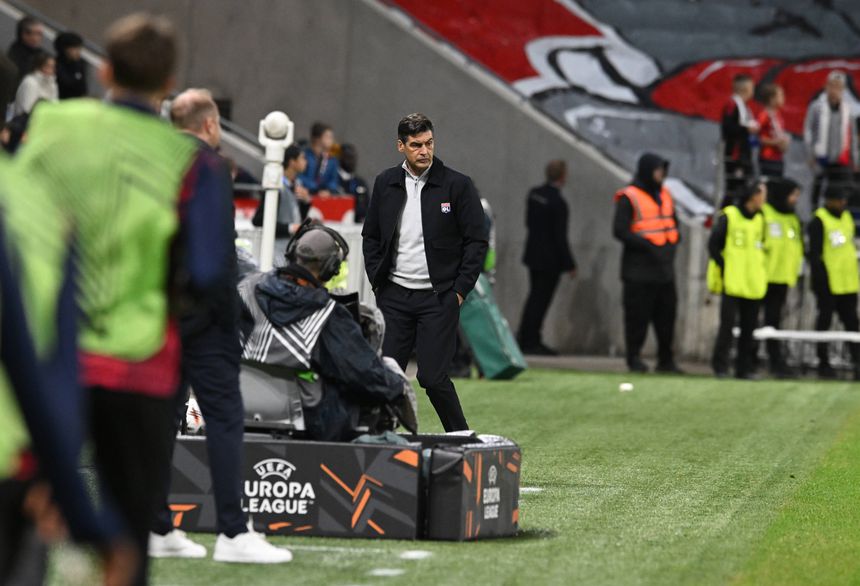 Paulo Fonseca perto do banco de suplentes do Lyon no Estádio Groupama