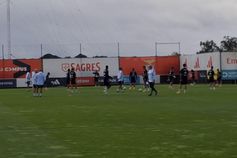 Mourinho bem próximo dos jogadores na preparação para o Arouca