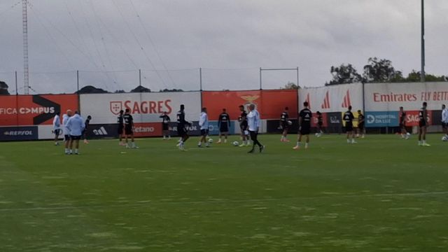 Mourinho bem próximo dos jogadores na preparação para o Arouca