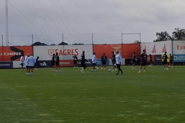 Mourinho bem próximo dos jogadores na preparação para o Arouca