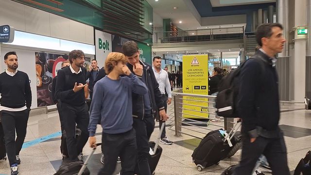 FC Porto recebido por alguns adeptos na chegada ao Aeroporto Francisco Sá Carneiro
