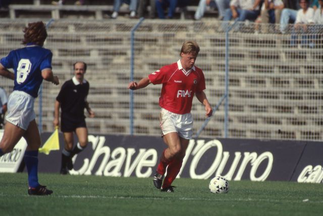 Stefan Schwarz num jogo entre o Belenenses e o Benfica, em 1990 - Foto: ASF/Nuno Ferrari