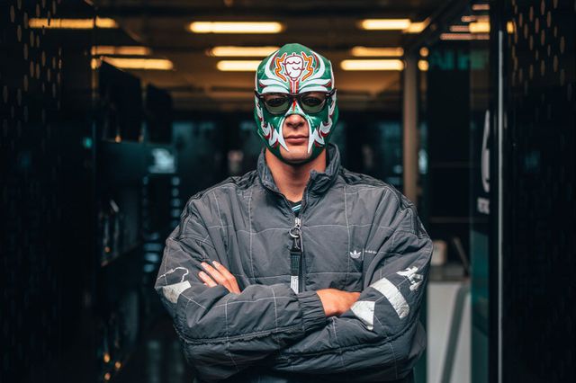 George Russell, piloto da Mercedes, disfarçado no México - Foto: Mercedes