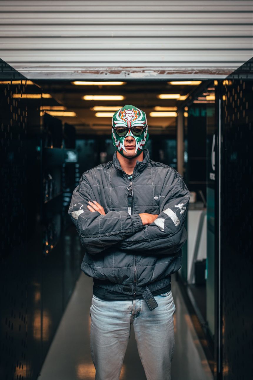 George Russell, piloto da Mercedes, disfarçado no México - Foto: Mercedes