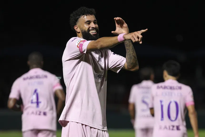 Maratona desportiva! Sofá tremendo de emoção