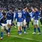 Jogadores do Schalke 04 a celebrarem uma vitória importante com os adeptos em casa