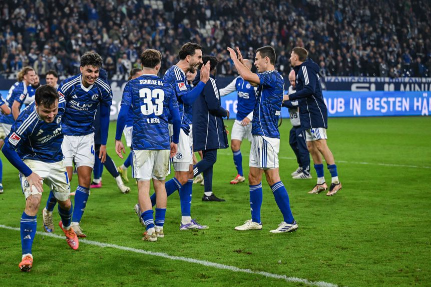 Jogadores do Schalke 04 a celebrarem uma vitória importante com os adeptos em casa