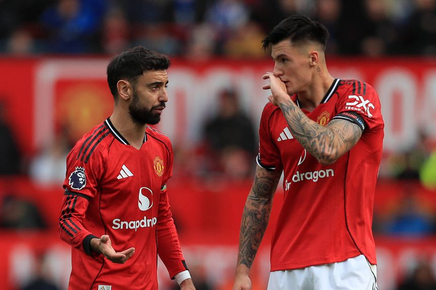 Benjamin Sesko a falar com o capitão Bruno Fernandes no Manchester United