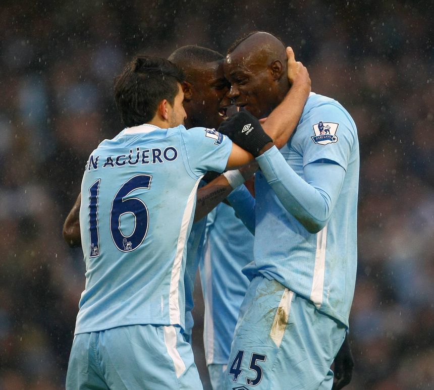 Balotelli e Aguero: os protagonistas de um momento inesquecível para o City. Foto: Imago