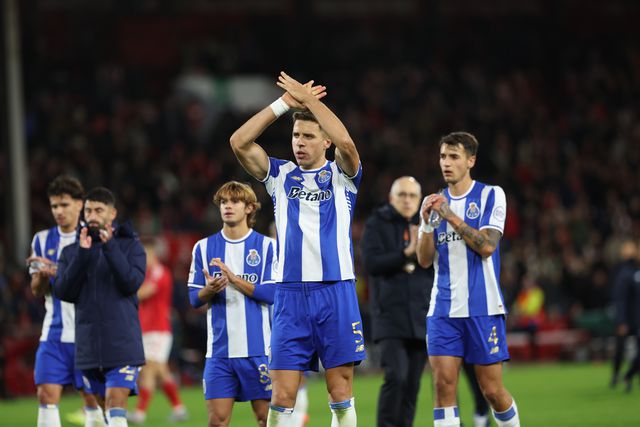 Jogadores do FC Porto receberam o apoio dos adeptos após a derrota em Nottingham - Foto: Catarina Morais/KAPTA+