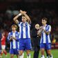 Jogadores do FC Porto receberam o apoio dos adeptos após a derrota em Nottingham - Foto: Catarina Morais/KAPTA+